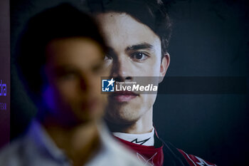 2024-07-18 - DE VRIES Nyck (nld), Mahindra Racing, Mahindra M9Electro, portrait during the 2024 Hankook London ePrix, 10th meeting of the 2023-24 ABB FIA Formula E World Championship, on the ExCeL London from June 18 to 21, 2024 in London, United Kingdom - 2024 FORMULA E LONDON EPRIX - FORMULA E - MOTORS