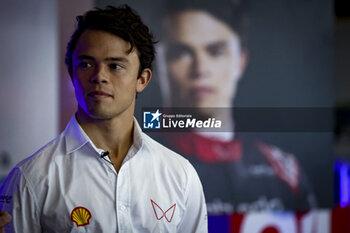 2024-07-18 - DE VRIES Nyck (nld), Mahindra Racing, Mahindra M9Electro, portrait during the 2024 Hankook London ePrix, 10th meeting of the 2023-24 ABB FIA Formula E World Championship, on the ExCeL London from June 18 to 21, 2024 in London, United Kingdom - 2024 FORMULA E LONDON EPRIX - FORMULA E - MOTORS