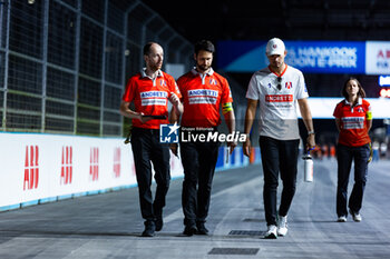 2024-07-19 - DENNIS Jake (gbr), Andretti Global, Porsche 99X Electric, portrait during the 2024 Hankook London ePrix, 10th meeting of the 2023-24 ABB FIA Formula E World Championship, on the ExCeL London from June 18 to 21, 2024 in London, United Kingdom - 2024 FORMULA E LONDON EPRIX - FORMULA E - MOTORS