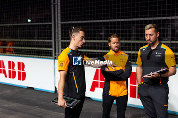 2024-07-19 - HUGHES Jake (gbr), NEOM McLaren Formula E Team, Nissan e-4ORCE 04, portrait during the 2024 Hankook London ePrix, 10th meeting of the 2023-24 ABB FIA Formula E World Championship, on the ExCeL London from June 18 to 21, 2024 in London, United Kingdom - 2024 FORMULA E LONDON EPRIX - FORMULA E - MOTORS