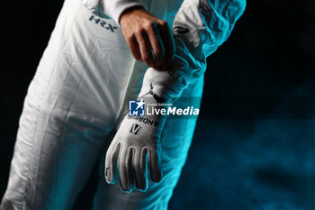 2024-07-19 - DENNIS Jake (gbr), Andretti Global, Porsche 99X Electric, portrait during the 2024 Hankook London ePrix, 10th meeting of the 2023-24 ABB FIA Formula E World Championship, on the ExCeL London from June 18 to 21, 2024 in London, United Kingdom - 2024 FORMULA E LONDON EPRIX - FORMULA E - MOTORS