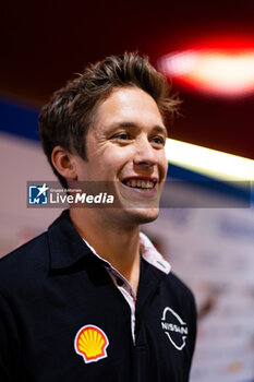 2024-07-19 - FENESTRAZ Sacha (fra), Nissan Formula E Team, Nissan e-4ORCE 04, portrait, Media Pen during the 2024 Hankook London ePrix, 10th meeting of the 2023-24 ABB FIA Formula E World Championship, on the ExCeL London from June 18 to 21, 2024 in London, United Kingdom - 2024 FORMULA E LONDON EPRIX - FORMULA E - MOTORS