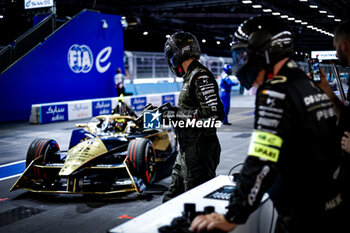 2024-07-19 - Fast charge 02 VANDOORNE Stoffel (bel), DS Penske, DS E-Tense FE23, action during the 2024 Hankook London ePrix, 10th meeting of the 2023-24 ABB FIA Formula E World Championship, on the ExCeL London from June 18 to 21, 2024 in London, United Kingdom - 2024 FORMULA E LONDON EPRIX - FORMULA E - MOTORS