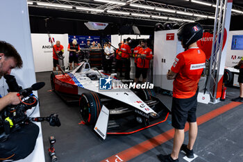 2024-07-19 - 01 DENNIS Jake (gbr), Andretti Global, Porsche 99X Electric, garage, box during the 2024 Hankook London ePrix, 10th meeting of the 2023-24 ABB FIA Formula E World Championship, on the ExCeL London from June 18 to 21, 2024 in London, United Kingdom - 2024 FORMULA E LONDON EPRIX - FORMULA E - MOTORS