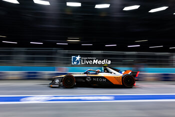 2024-07-19 - 05 HUGHES Jake (gbr), NEOM McLaren Formula E Team, Nissan e-4ORCE 04, action during the 2024 Hankook London ePrix, 10th meeting of the 2023-24 ABB FIA Formula E World Championship, on the ExCeL London from June 18 to 21, 2024 in London, United Kingdom - 2024 FORMULA E LONDON EPRIX - FORMULA E - MOTORS