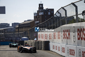 2024-07-19 - 08 BIRD Sam (gbr), NEOM McLaren Formula E Team, Nissan e-4ORCE 04, action during the 2024 Hankook London ePrix, 10th meeting of the 2023-24 ABB FIA Formula E World Championship, on the ExCeL London from June 18 to 21, 2024 in London, United Kingdom - 2024 FORMULA E LONDON EPRIX - FORMULA E - MOTORS