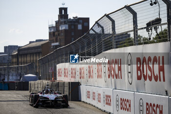 2024-07-19 - 94 WEHRLEIN Pascal (ger), TAG HEUER Porsche Formula E Team, Porsche 99X Electric, action during the 2024 Hankook London ePrix, 10th meeting of the 2023-24 ABB FIA Formula E World Championship, on the ExCeL London from June 18 to 21, 2024 in London, United Kingdom - 2024 FORMULA E LONDON EPRIX - FORMULA E - MOTORS