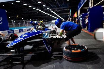 2024-07-19 - 18 DARUVALA Jehan (ind), Maserati MSG Racing, Maserati Tipo Folgore, mecaniciens mechanics during the 2024 Hankook London ePrix, 10th meeting of the 2023-24 ABB FIA Formula E World Championship, on the ExCeL London from June 18 to 21, 2024 in London, United Kingdom - 2024 FORMULA E LONDON EPRIX - FORMULA E - MOTORS