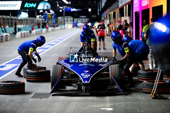 2024-07-19 - 07 GUNTHER Maximilian (ger), Maserati MSG Racing, Maserati Tipo Folgore, mecaniciens mechanics during the 2024 Hankook London ePrix, 10th meeting of the 2023-24 ABB FIA Formula E World Championship, on the ExCeL London from June 18 to 21, 2024 in London, United Kingdom - 2024 FORMULA E LONDON EPRIX - FORMULA E - MOTORS