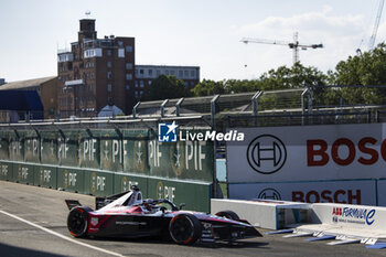 2024-07-19 - 94 WEHRLEIN Pascal (ger), TAG HEUER Porsche Formula E Team, Porsche 99X Electric, action during the 2024 Hankook London ePrix, 10th meeting of the 2023-24 ABB FIA Formula E World Championship, on the ExCeL London from June 18 to 21, 2024 in London, United Kingdom - 2024 FORMULA E LONDON EPRIX - FORMULA E - MOTORS