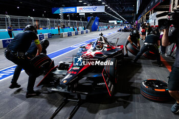 2024-07-19 - 94 WEHRLEIN Pascal (ger), TAG HEUER Porsche Formula E Team, Porsche 99X Electric, mecaniciens mechanics during the 2024 Hankook London ePrix, 10th meeting of the 2023-24 ABB FIA Formula E World Championship, on the ExCeL London from June 18 to 21, 2024 in London, United Kingdom - 2024 FORMULA E LONDON EPRIX - FORMULA E - MOTORS