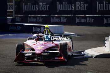 2024-07-19 - 22 ROWLAND Oliver (gbr), Nissan Formula E Team, Nissan e-4ORCE 04, action during the 2024 Hankook London ePrix, 10th meeting of the 2023-24 ABB FIA Formula E World Championship, on the ExCeL London from June 18 to 21, 2024 in London, United Kingdom - 2024 FORMULA E LONDON EPRIX - FORMULA E - MOTORS