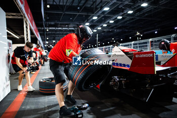 2024-07-19 - 01 DENNIS Jake (gbr), Andretti Global, Porsche 99X Electric, mecaniciens mechanics during the 2024 Hankook London ePrix, 10th meeting of the 2023-24 ABB FIA Formula E World Championship, on the ExCeL London from June 18 to 21, 2024 in London, United Kingdom - 2024 FORMULA E LONDON EPRIX - FORMULA E - MOTORS