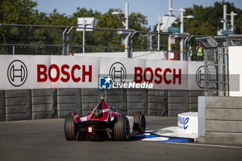 2024-07-19 - 22 ROWLAND Oliver (gbr), Nissan Formula E Team, Nissan e-4ORCE 04, action during the 2024 Hankook London ePrix, 10th meeting of the 2023-24 ABB FIA Formula E World Championship, on the ExCeL London from June 18 to 21, 2024 in London, United Kingdom - 2024 FORMULA E LONDON EPRIX - FORMULA E - MOTORS