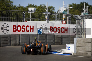 2024-07-19 - 05 HUGHES Jake (gbr), NEOM McLaren Formula E Team, Nissan e-4ORCE 04, action during the 2024 Hankook London ePrix, 10th meeting of the 2023-24 ABB FIA Formula E World Championship, on the ExCeL London from June 18 to 21, 2024 in London, United Kingdom - 2024 FORMULA E LONDON EPRIX - FORMULA E - MOTORS