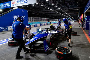 2024-07-19 - 18 DARUVALA Jehan (ind), Maserati MSG Racing, Maserati Tipo Folgore, mecaniciens mechanics during the 2024 Hankook London ePrix, 10th meeting of the 2023-24 ABB FIA Formula E World Championship, on the ExCeL London from June 18 to 21, 2024 in London, United Kingdom - 2024 FORMULA E LONDON EPRIX - FORMULA E - MOTORS