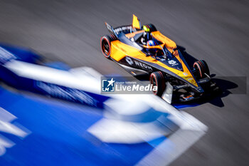 2024-07-19 - 05 HUGHES Jake (gbr), NEOM McLaren Formula E Team, Nissan e-4ORCE 04, action during the 2024 Hankook London ePrix, 10th meeting of the 2023-24 ABB FIA Formula E World Championship, on the ExCeL London from June 18 to 21, 2024 in London, United Kingdom - 2024 FORMULA E LONDON EPRIX - FORMULA E - MOTORS