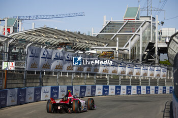 2024-07-19 - 22 ROWLAND Oliver (gbr), Nissan Formula E Team, Nissan e-4ORCE 04, action during the 2024 Hankook London ePrix, 10th meeting of the 2023-24 ABB FIA Formula E World Championship, on the ExCeL London from June 18 to 21, 2024 in London, United Kingdom - 2024 FORMULA E LONDON EPRIX - FORMULA E - MOTORS