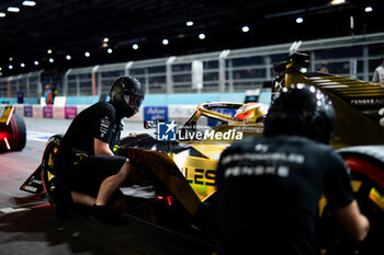 2024-07-19 - DS Penske Formula E Team, Spark-DS, DS E-Tense FE23 mecaniciens mechanics during the 2024 Hankook London ePrix, 10th meeting of the 2023-24 ABB FIA Formula E World Championship, on the ExCeL London from June 18 to 21, 2024 in London, United Kingdom - 2024 FORMULA E LONDON EPRIX - FORMULA E - MOTORS