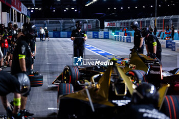 2024-07-19 - DS Penske Formula E Team, Spark-DS, DS E-Tense FE23 mecaniciens mechanics during the 2024 Hankook London ePrix, 10th meeting of the 2023-24 ABB FIA Formula E World Championship, on the ExCeL London from June 18 to 21, 2024 in London, United Kingdom - 2024 FORMULA E LONDON EPRIX - FORMULA E - MOTORS