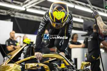 2024-07-19 - VANDOORNE Stoffel (bel), DS Penske, DS E-Tense FE23, portrait during the 2024 Hankook London ePrix, 10th meeting of the 2023-24 ABB FIA Formula E World Championship, on the ExCeL London from June 18 to 21, 2024 in London, United Kingdom - 2024 FORMULA E LONDON EPRIX - FORMULA E - MOTORS