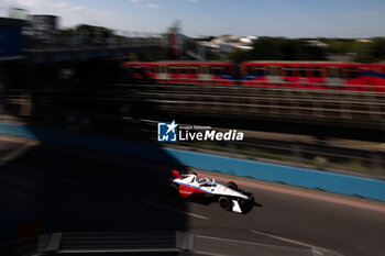 2024-07-19 - 01 DENNIS Jake (gbr), Andretti Global, Porsche 99X Electric, action during the 2024 Hankook London ePrix, 10th meeting of the 2023-24 ABB FIA Formula E World Championship, on the ExCeL London from June 18 to 21, 2024 in London, United Kingdom - 2024 FORMULA E LONDON EPRIX - FORMULA E - MOTORS