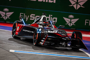 2024-07-19 - 94 WEHRLEIN Pascal (ger), TAG HEUER Porsche Formula E Team, Porsche 99X Electric, action during the 2024 Hankook London ePrix, 10th meeting of the 2023-24 ABB FIA Formula E World Championship, on the ExCeL London from June 18 to 21, 2024 in London, United Kingdom - 2024 FORMULA E LONDON EPRIX - FORMULA E - MOTORS