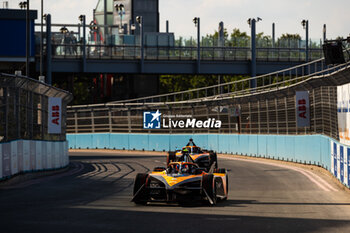 2024-07-19 - 08 BIRD Sam (gbr), NEOM McLaren Formula E Team, Nissan e-4ORCE 04, action during the 2024 Hankook London ePrix, 10th meeting of the 2023-24 ABB FIA Formula E World Championship, on the ExCeL London from June 18 to 21, 2024 in London, United Kingdom - 2024 FORMULA E LONDON EPRIX - FORMULA E - MOTORS