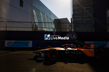 2024-07-19 - 05 HUGHES Jake (gbr), NEOM McLaren Formula E Team, Nissan e-4ORCE 04, action during the 2024 Hankook London ePrix, 10th meeting of the 2023-24 ABB FIA Formula E World Championship, on the ExCeL London from June 18 to 21, 2024 in London, United Kingdom - 2024 FORMULA E LONDON EPRIX - FORMULA E - MOTORS