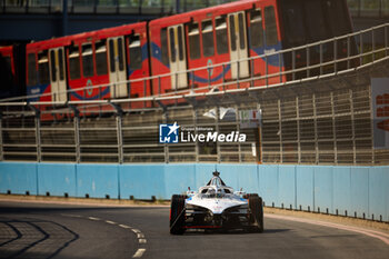 2024-07-19 - 01 DENNIS Jake (gbr), Andretti Global, Porsche 99X Electric, action during the 2024 Hankook London ePrix, 10th meeting of the 2023-24 ABB FIA Formula E World Championship, on the ExCeL London from June 18 to 21, 2024 in London, United Kingdom - 2024 FORMULA E LONDON EPRIX - FORMULA E - MOTORS