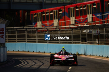 2024-07-19 - 22 ROWLAND Oliver (gbr), Nissan Formula E Team, Nissan e-4ORCE 04, action during the 2024 Hankook London ePrix, 10th meeting of the 2023-24 ABB FIA Formula E World Championship, on the ExCeL London from June 18 to 21, 2024 in London, United Kingdom - 2024 FORMULA E LONDON EPRIX - FORMULA E - MOTORS