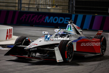 2024-07-19 - 01 DENNIS Jake (gbr), Andretti Global, Porsche 99X Electric, action during the 2024 Hankook London ePrix, 10th meeting of the 2023-24 ABB FIA Formula E World Championship, on the ExCeL London from June 18 to 21, 2024 in London, United Kingdom - 2024 FORMULA E LONDON EPRIX - FORMULA E - MOTORS