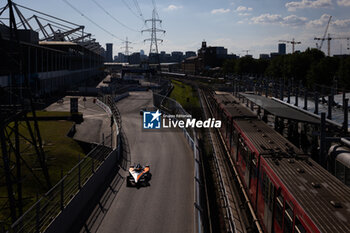 2024-07-19 - 05 HUGHES Jake (gbr), NEOM McLaren Formula E Team, Nissan e-4ORCE 04, action during the 2024 Hankook London ePrix, 10th meeting of the 2023-24 ABB FIA Formula E World Championship, on the ExCeL London from June 18 to 21, 2024 in London, United Kingdom - 2024 FORMULA E LONDON EPRIX - FORMULA E - MOTORS