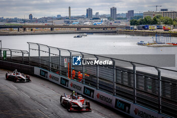 2024-07-20 - 22 ROWLAND Oliver (gbr), Nissan Formula E Team, Nissan e-4ORCE 04, action during the 2024 Hankook London ePrix, 10th meeting of the 2023-24 ABB FIA Formula E World Championship, on the ExCeL London from June 18 to 21, 2024 in London, United Kingdom - 2024 FORMULA E LONDON EPRIX - FORMULA E - MOTORS