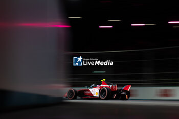 2024-07-20 - 22 ROWLAND Oliver (gbr), Nissan Formula E Team, Nissan e-4ORCE 04, action during the 2024 Hankook London ePrix, 10th meeting of the 2023-24 ABB FIA Formula E World Championship, on the ExCeL London from June 18 to 21, 2024 in London, United Kingdom - 2024 FORMULA E LONDON EPRIX - FORMULA E - MOTORS