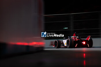 2024-07-20 - 23 FENESTRAZ Sacha (fra), Nissan Formula E Team, Nissan e-4ORCE 04, action during the 2024 Hankook London ePrix, 10th meeting of the 2023-24 ABB FIA Formula E World Championship, on the ExCeL London from June 18 to 21, 2024 in London, United Kingdom - 2024 FORMULA E LONDON EPRIX - FORMULA E - MOTORS