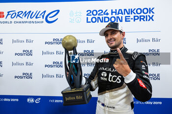 2024-07-20 - EVANS Mitch (nzl), Jaguar TCS Racing, Jaguar I-Type 6, portrait, Pole Position trophy during the 2024 Hankook London ePrix, 10th meeting of the 2023-24 ABB FIA Formula E World Championship, on the ExCeL London from June 18 to 21, 2024 in London, United Kingdom - 2024 FORMULA E LONDON EPRIX - FORMULA E - MOTORS