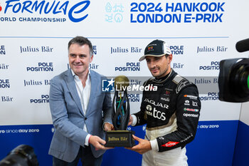 2024-07-20 - EVANS Mitch (nzl), Jaguar TCS Racing, Jaguar I-Type 6, portrait, Pole Position trophy during the 2024 Hankook London ePrix, 10th meeting of the 2023-24 ABB FIA Formula E World Championship, on the ExCeL London from June 18 to 21, 2024 in London, United Kingdom - 2024 FORMULA E LONDON EPRIX - FORMULA E - MOTORS