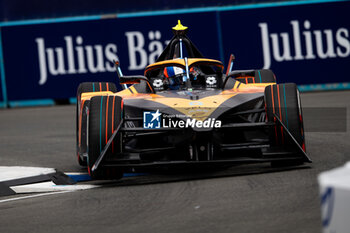 2024-07-20 - 05 HUGHES Jake (gbr), NEOM McLaren Formula E Team, Nissan e-4ORCE 04, action during the 2024 Hankook London ePrix, 10th meeting of the 2023-24 ABB FIA Formula E World Championship, on the ExCeL London from June 18 to 21, 2024 in London, United Kingdom - 2024 FORMULA E LONDON EPRIX - FORMULA E - MOTORS