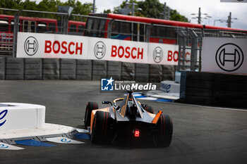 2024-07-20 - 08 BIRD Sam (gbr), NEOM McLaren Formula E Team, Nissan e-4ORCE 04, action during the 2024 Hankook London ePrix, 10th meeting of the 2023-24 ABB FIA Formula E World Championship, on the ExCeL London from June 18 to 21, 2024 in London, United Kingdom - 2024 FORMULA E LONDON EPRIX - FORMULA E - MOTORS