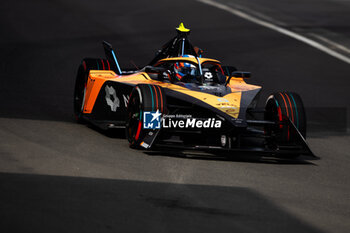 2024-07-20 - 05 HUGHES Jake (gbr), NEOM McLaren Formula E Team, Nissan e-4ORCE 04, action during the 2024 Hankook London ePrix, 10th meeting of the 2023-24 ABB FIA Formula E World Championship, on the ExCeL London from June 18 to 21, 2024 in London, United Kingdom - 2024 FORMULA E LONDON EPRIX - FORMULA E - MOTORS