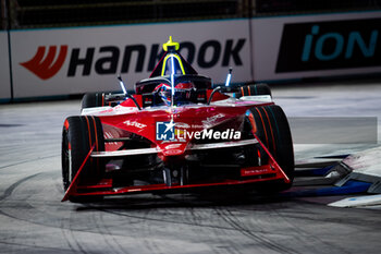 2024-07-20 - 22 ROWLAND Oliver (gbr), Nissan Formula E Team, Nissan e-4ORCE 04, action during the 2024 Hankook London ePrix, 10th meeting of the 2023-24 ABB FIA Formula E World Championship, on the ExCeL London from June 18 to 21, 2024 in London, United Kingdom - 2024 FORMULA E LONDON EPRIX - FORMULA E - MOTORS