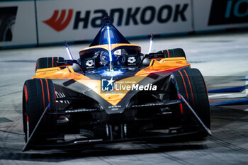 2024-07-20 - 08 BIRD Sam (gbr), NEOM McLaren Formula E Team, Nissan e-4ORCE 04, action during the 2024 Hankook London ePrix, 10th meeting of the 2023-24 ABB FIA Formula E World Championship, on the ExCeL London from June 18 to 21, 2024 in London, United Kingdom - 2024 FORMULA E LONDON EPRIX - FORMULA E - MOTORS