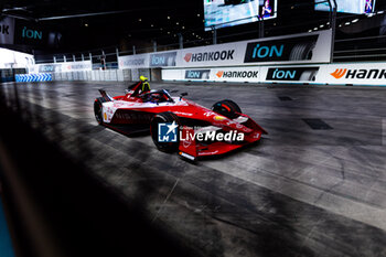 2024-07-20 - 22 ROWLAND Oliver (gbr), Nissan Formula E Team, Nissan e-4ORCE 04, action during the 2024 Hankook London ePrix, 10th meeting of the 2023-24 ABB FIA Formula E World Championship, on the ExCeL London from June 18 to 21, 2024 in London, United Kingdom - 2024 FORMULA E LONDON EPRIX - FORMULA E - MOTORS