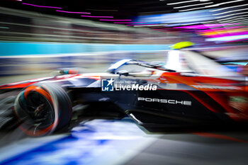 2024-07-20 - 94 WEHRLEIN Pascal (ger), TAG HEUER Porsche Formula E Team, Porsche 99X Electric, action during the 2024 Hankook London ePrix, 10th meeting of the 2023-24 ABB FIA Formula E World Championship, on the ExCeL London from June 18 to 21, 2024 in London, United Kingdom - 2024 FORMULA E LONDON EPRIX - FORMULA E - MOTORS