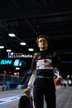 2024-07-20 - FENESTRAZ Sacha (fra), Nissan Formula E Team, Nissan e-4ORCE 04, portrait during the 2024 Hankook London ePrix, 10th meeting of the 2023-24 ABB FIA Formula E World Championship, on the ExCeL London from June 18 to 21, 2024 in London, United Kingdom - 2024 FORMULA E LONDON EPRIX - FORMULA E - MOTORS