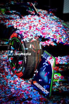 2024-07-20 - 16 BUEMI Sébastien (swi), Envision Racing, Jaguar I-Type 6, celebration podium, portrait during the 2024 Hankook London ePrix, 10th meeting of the 2023-24 ABB FIA Formula E World Championship, on the ExCeL London from June 18 to 21, 2024 in London, United Kingdom - 2024 FORMULA E LONDON EPRIX - FORMULA E - MOTORS