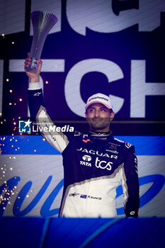 2024-07-20 - EVANS Mitch (nzl), Jaguar TCS Racing, Jaguar I-Type 6, portrait celebration podium, portrait during the 2024 Hankook London ePrix, 10th meeting of the 2023-24 ABB FIA Formula E World Championship, on the ExCeL London from June 18 to 21, 2024 in London, United Kingdom - 2024 FORMULA E LONDON EPRIX - FORMULA E - MOTORS