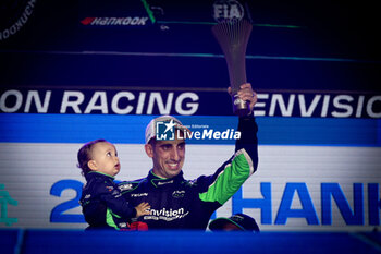 2024-07-20 - BUEMI Sébastien (swi), Envision Racing, Jaguar I-Type 6, portrait celebration podium, portrait during the 2024 Hankook London ePrix, 10th meeting of the 2023-24 ABB FIA Formula E World Championship, on the ExCeL London from June 18 to 21, 2024 in London, United Kingdom - 2024 FORMULA E LONDON EPRIX - FORMULA E - MOTORS