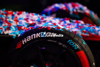 2024-07-20 - 94 WEHRLEIN Pascal (ger), TAG HEUER Porsche Formula E Team, Porsche 99X Electric, action, tyre detail during the 2024 Hankook London ePrix, 10th meeting of the 2023-24 ABB FIA Formula E World Championship, on the ExCeL London from June 18 to 21, 2024 in London, United Kingdom - 2024 FORMULA E LONDON EPRIX - FORMULA E - MOTORS